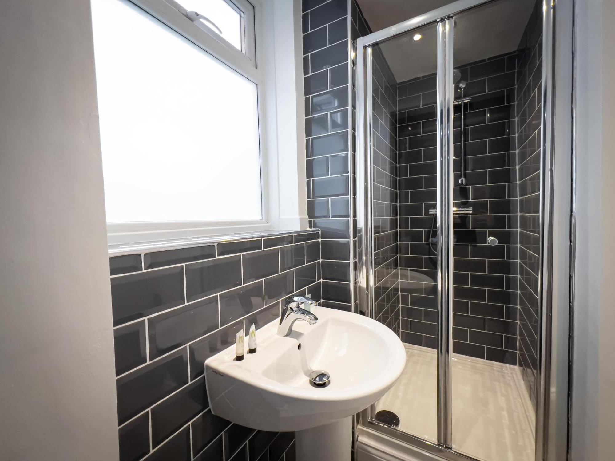 Newly Refurbished 6 Person En-suite Tyne & Wear Newcastle Upon Tyne Killingworth