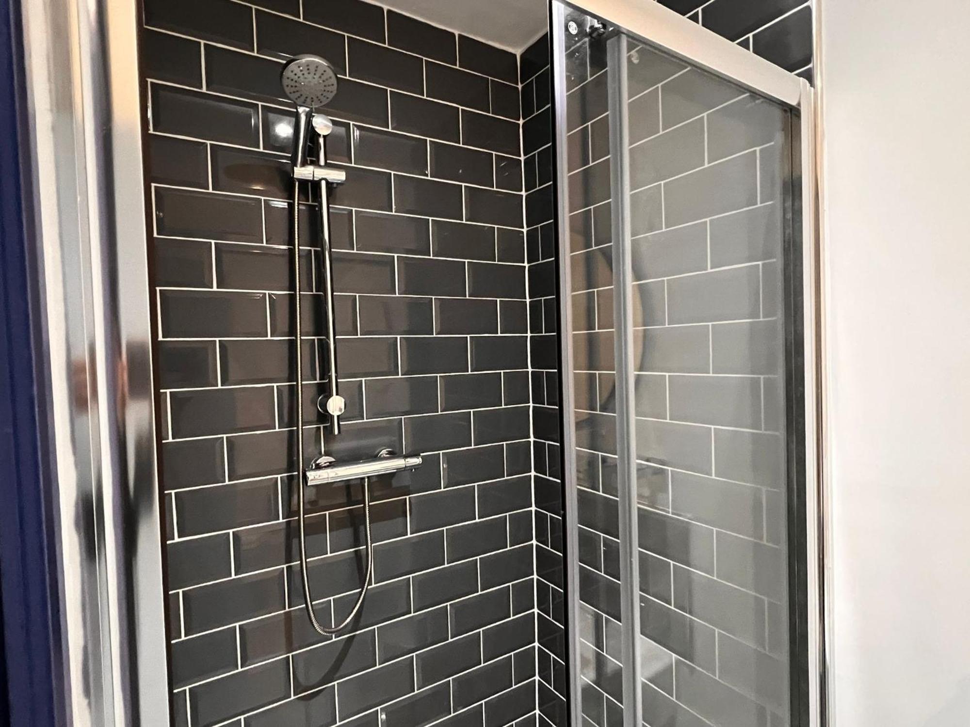 Newly Refurbished 6 Person En-suite Tyne & Wear Newcastle Upon Tyne * Killingworth